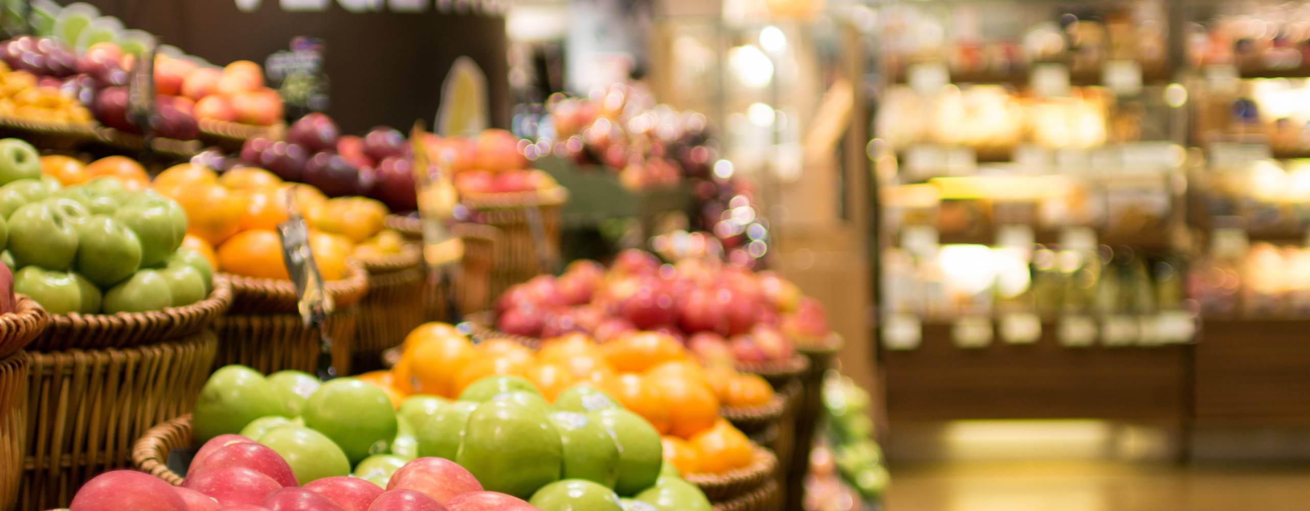 Frukt och grönt-avdelning i en mataffär