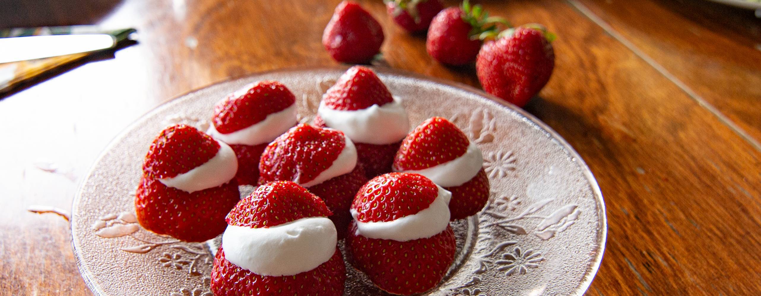 JordGubbar till midsommar med grädde