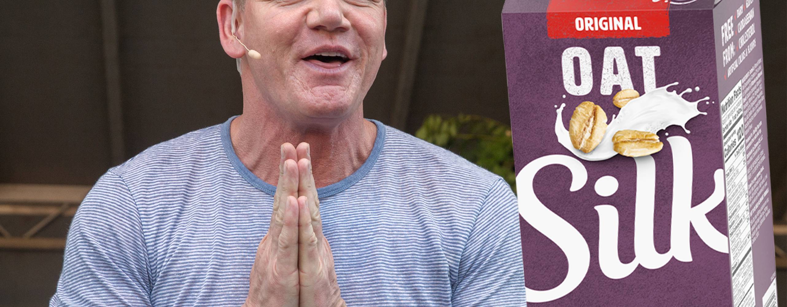 Gordon Ramsay står på en scen med ett Silk-paket inklippt bredvid sig