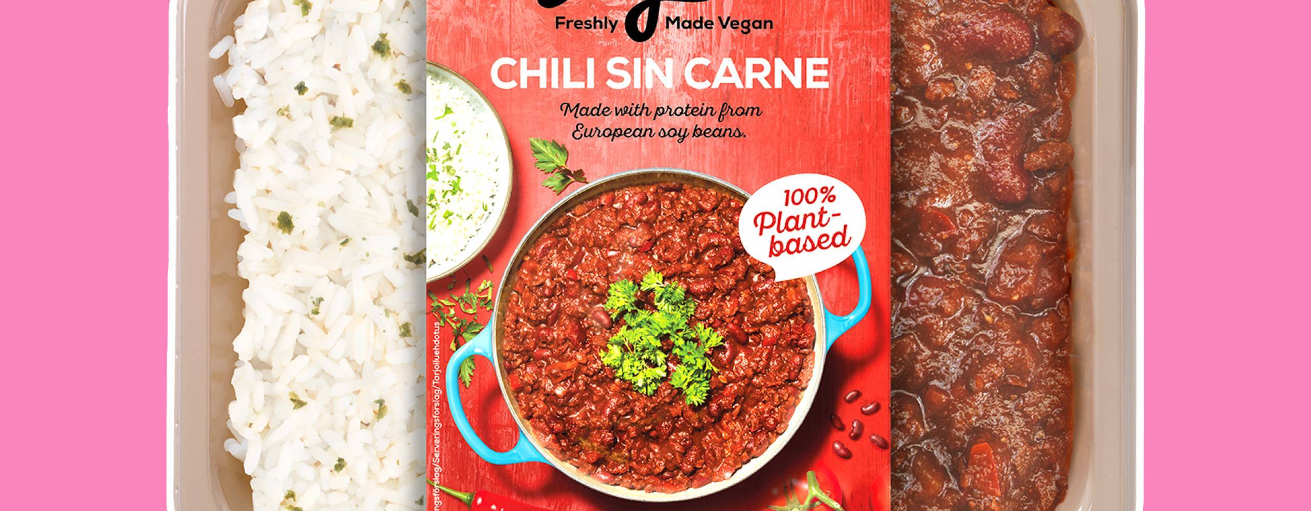 Chli sin carne från VegMe i färdigrättsförpackning mot rosa bakgrund