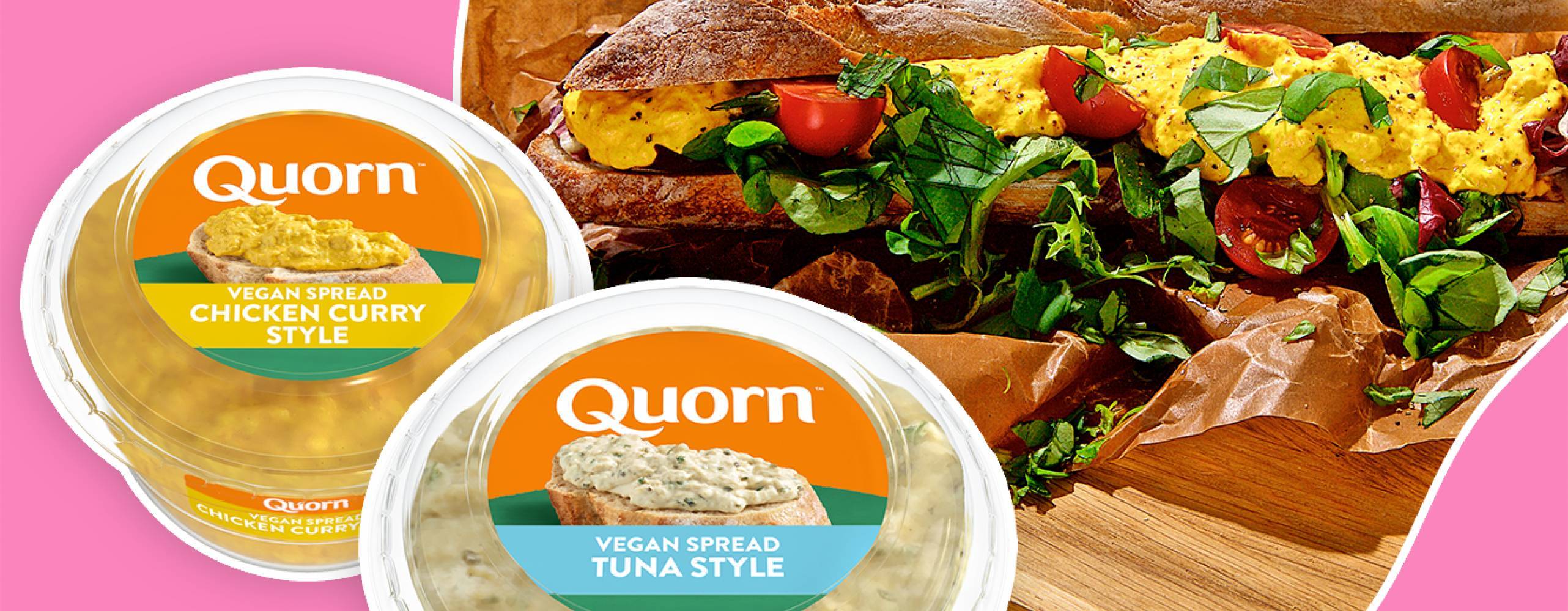 Till vänster: baguett fylld med curryröra och grönsaker. Till höger: två förpackningar med Quourns röror chicken curry style samt tuna style mot rosa bakgrund.