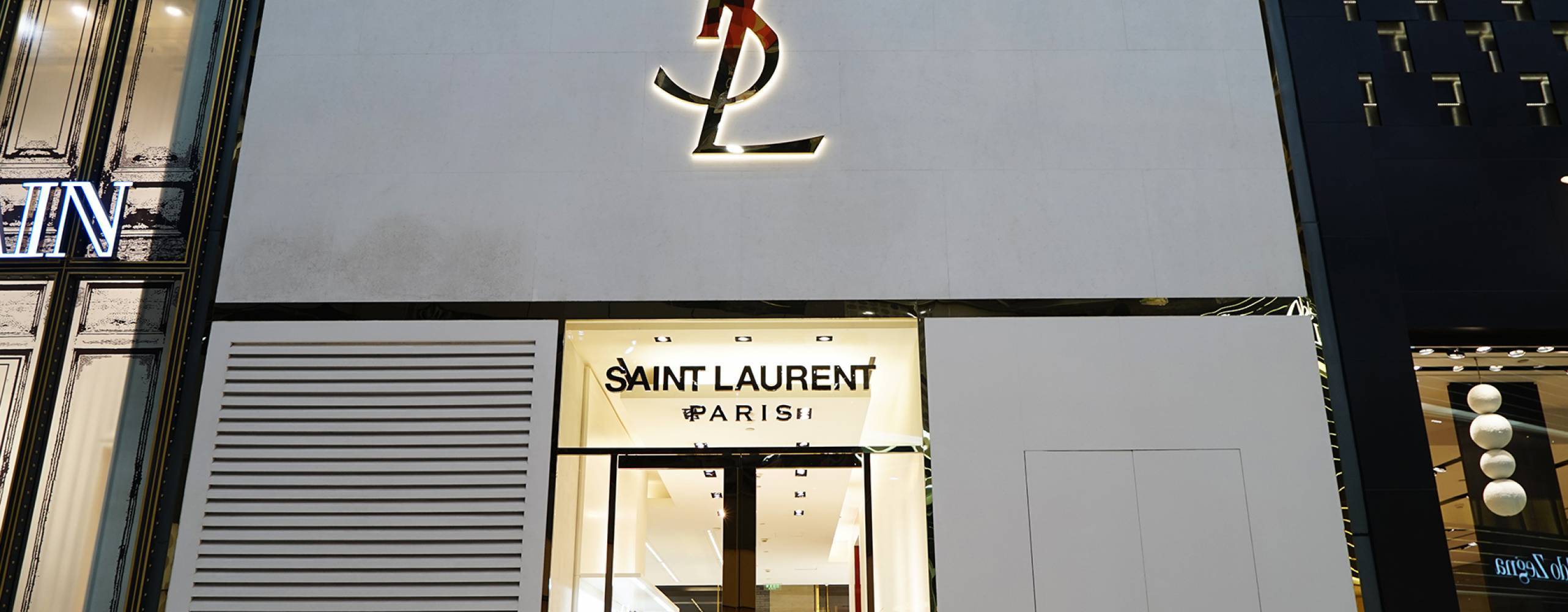 Ingång till ett av Saint Laurent Paris varuhus, på sidorna skymtas skyltfönster.