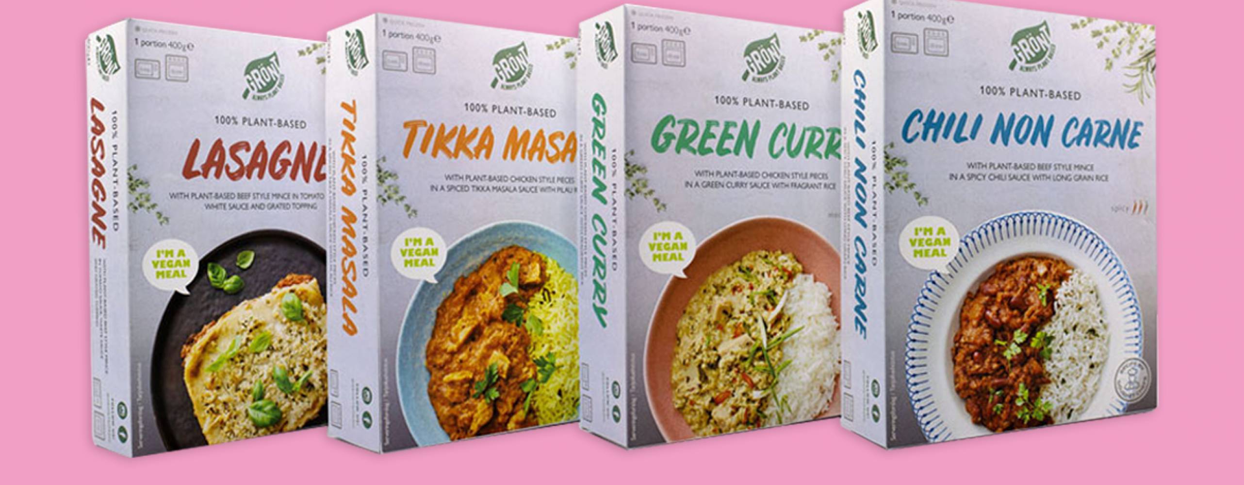 Grönts fyra nua veganska färdigrätter, uppradade bredvid varandra i förpackning, mot rosa bakgrund