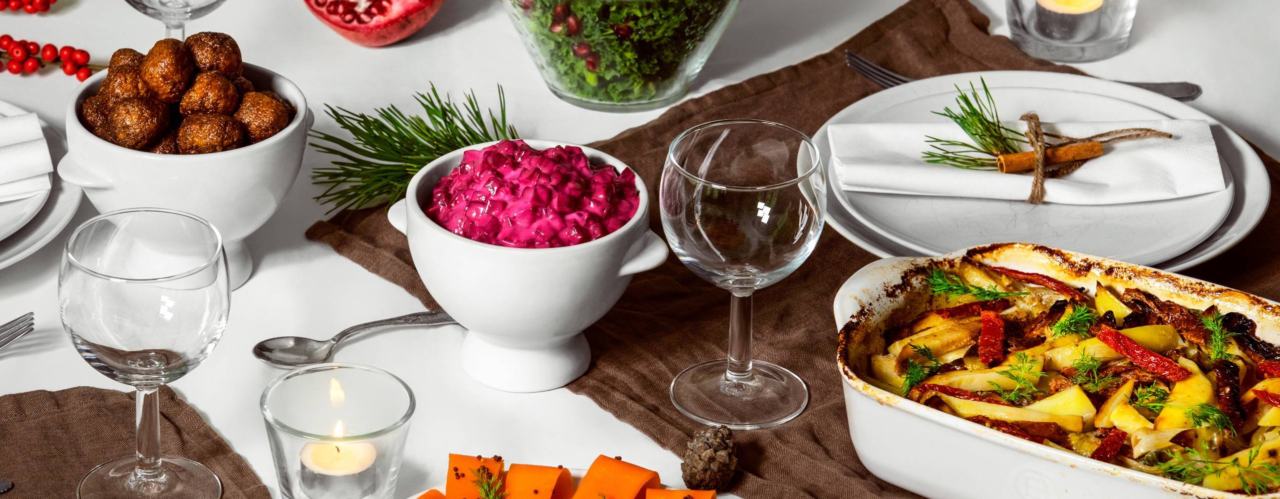 Veganskt julbord med vegobullar, gravad morot, rödbetssallas, grönkål, granatäpple och gratäng.