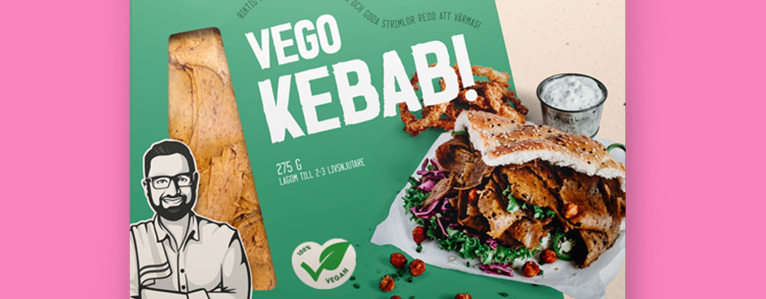 Förpackning med vegokebab från Schysst käk, mot rosa bagrund