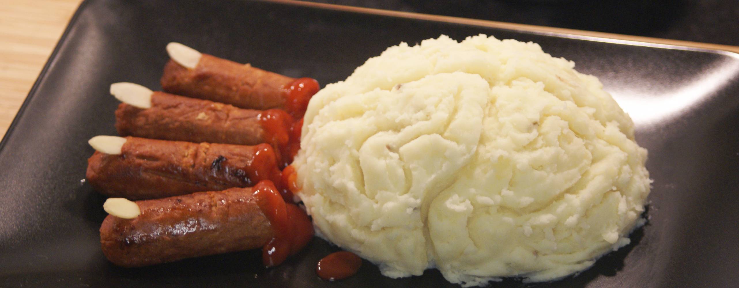 Vegokorvar dekorerade för att likna avhuggna fingrar, samt potatismos format som en hjärna.