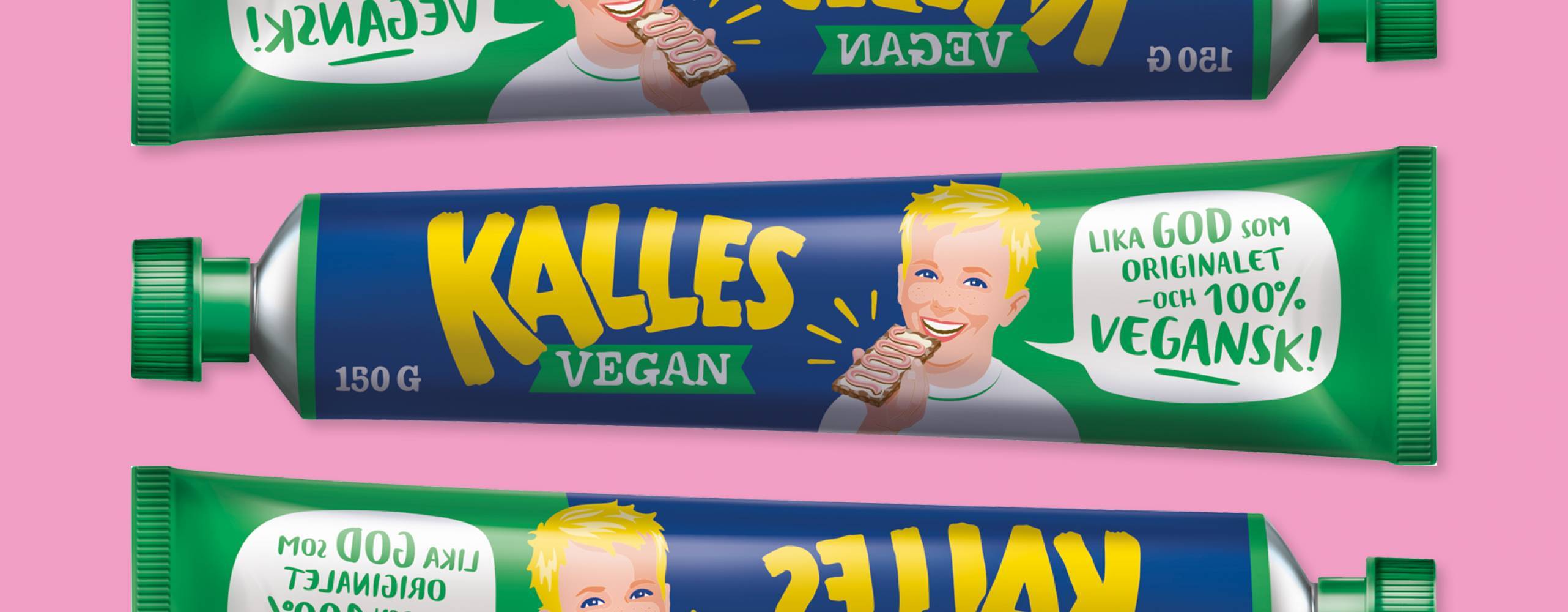 Tre stycken Kalles Vegan, i förpackning, mot rosa bakgrund.