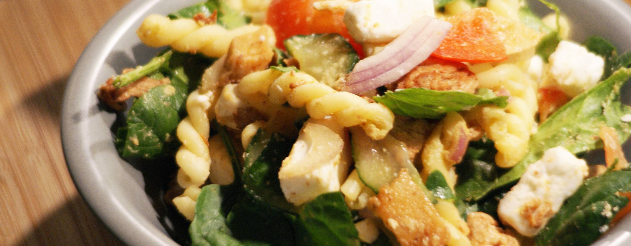 Vegansk pastasallad med vegokyckling