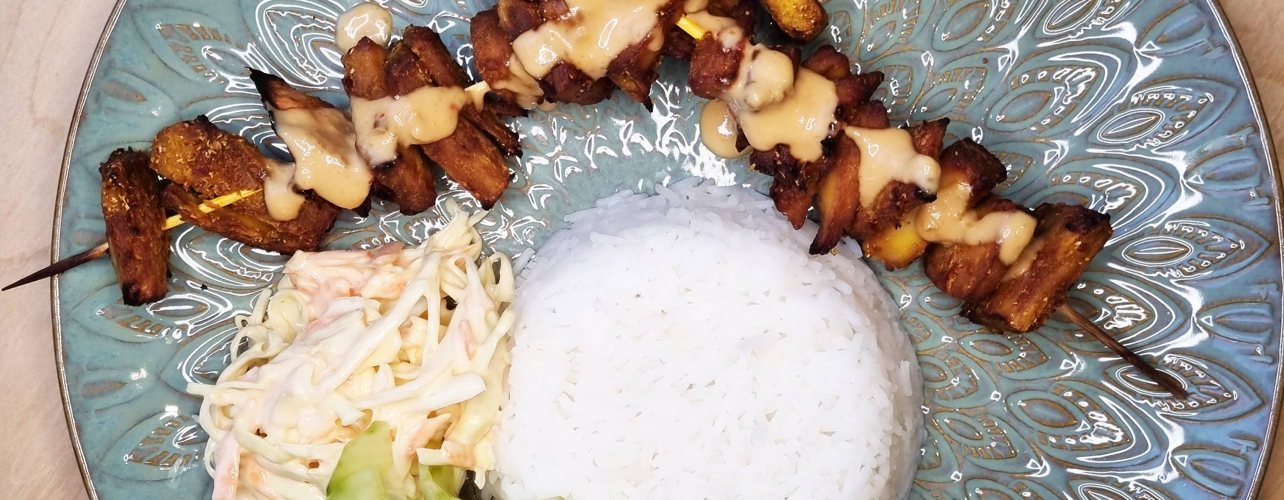 Veganska satayspett med jordnötssås