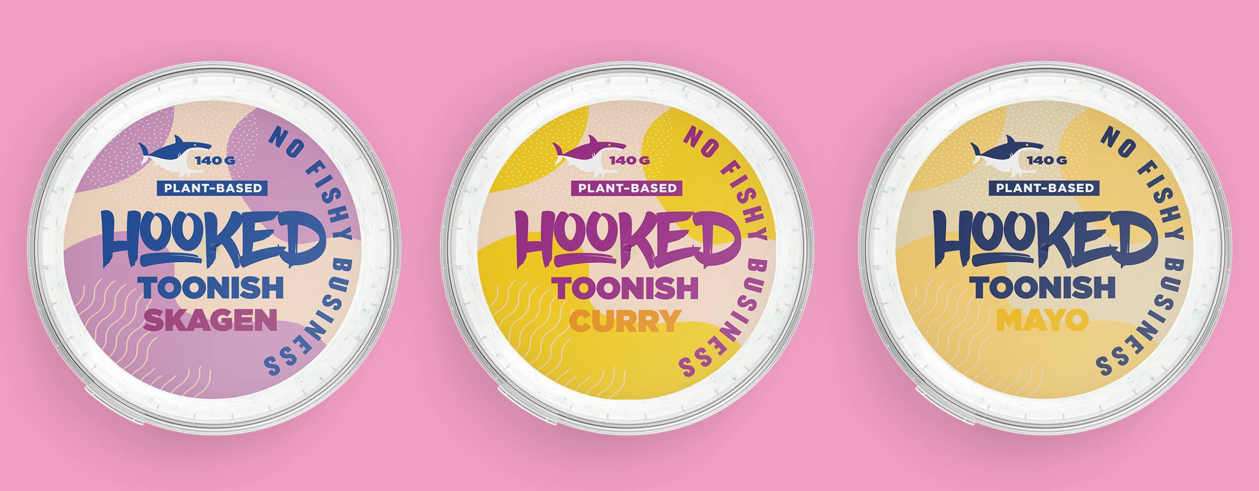 Tre röror från Hooked Foods i förpackningar mot en rosa bakgrund.