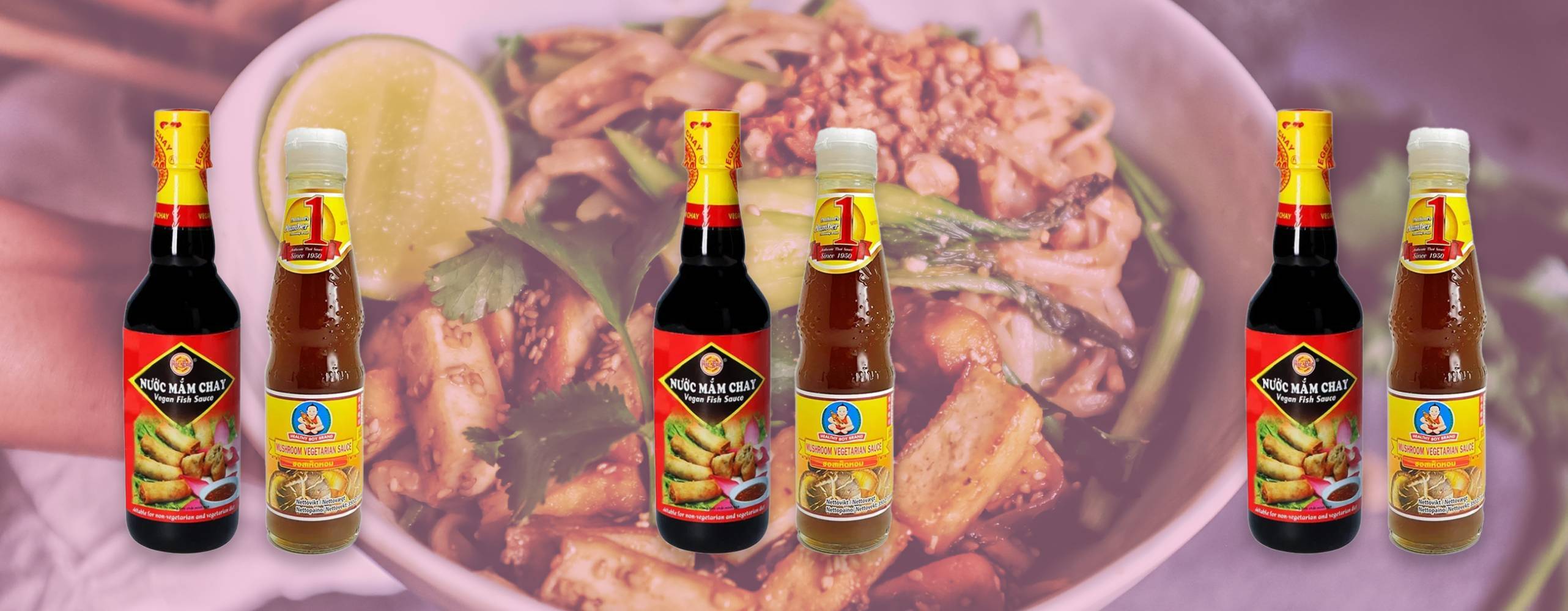 Vegans fisk- och ostrornsås uppradade mot en vegansk wok-bakgrund.