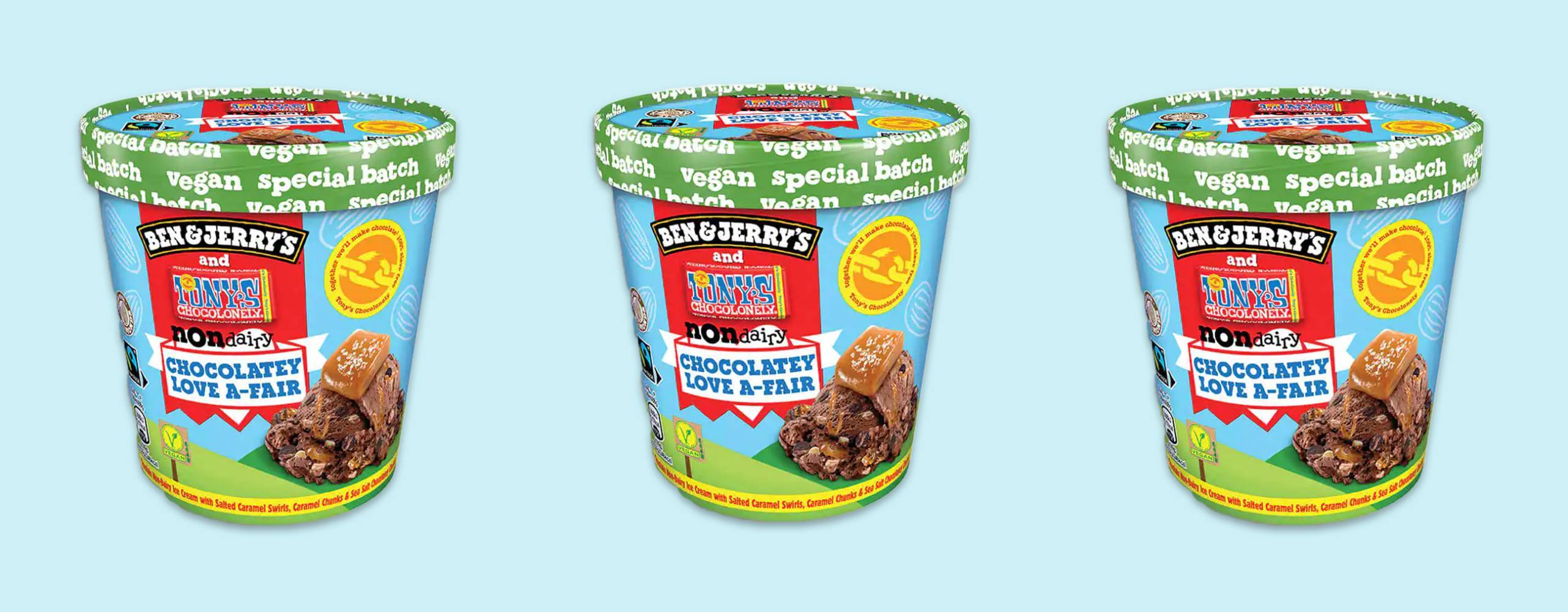 Tre bägare med växtbaserad glass uppradade mot en ljusblå bakgrund.