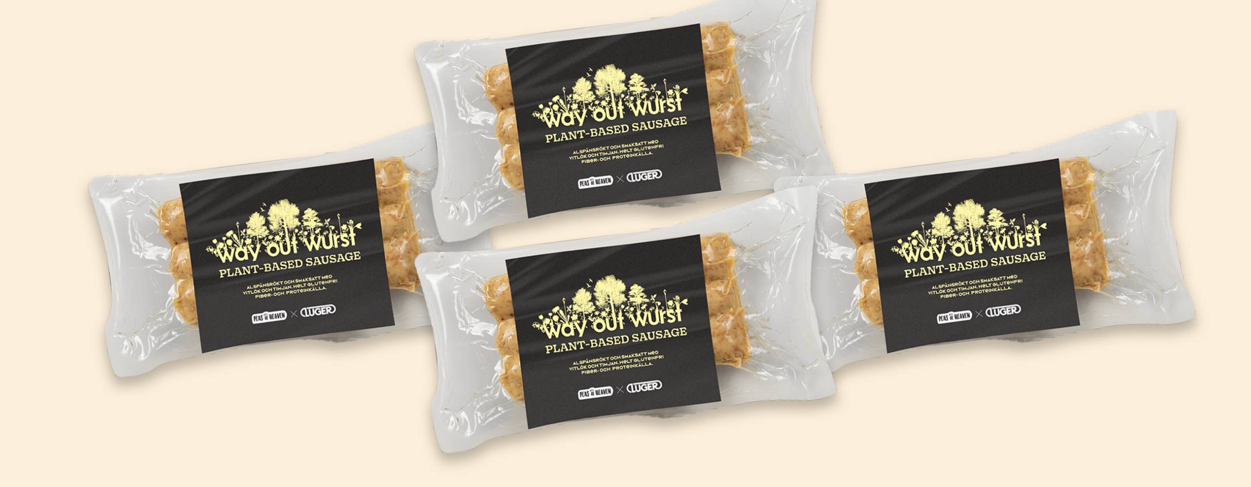 Fyra förpackningar vegokorv utspridda på en ljusgul bakgrund.