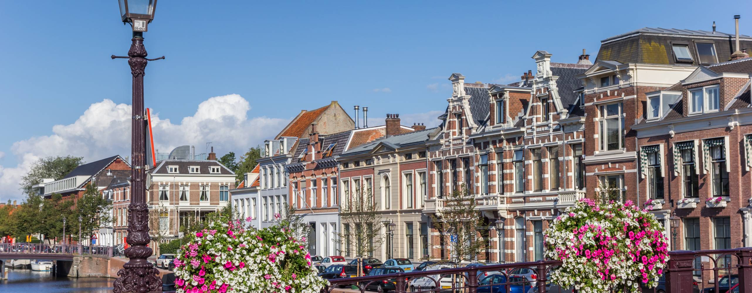Bild över Haarlem i Nederländerna på en bro över vatten och hus.