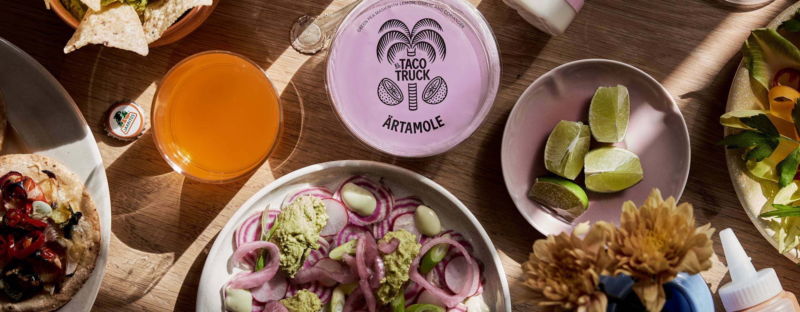 Vegansk ceviche uppdukad på ett soligt bord fullt med tillbehör.