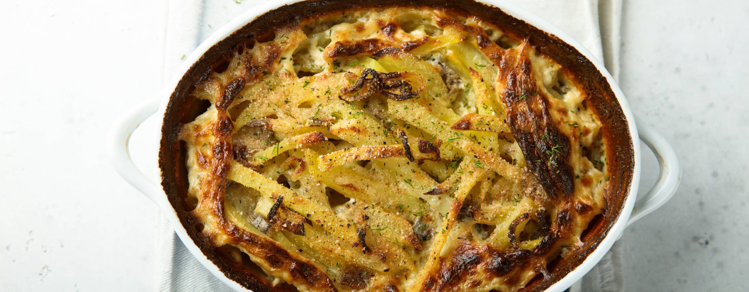 janssons frestelse i en vit form på ett vitt bord