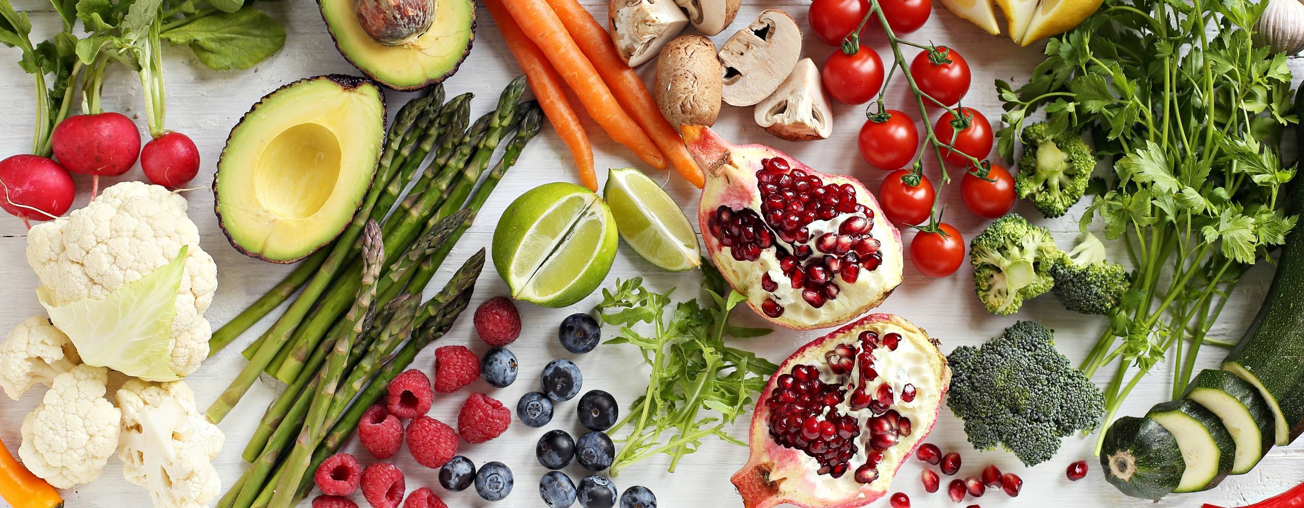 Hälsosam mat. Urval av grönsaker, frukter och bär för ketogen kost, rent ätande, växtbaserat, vegetariskt och supermat koncept.