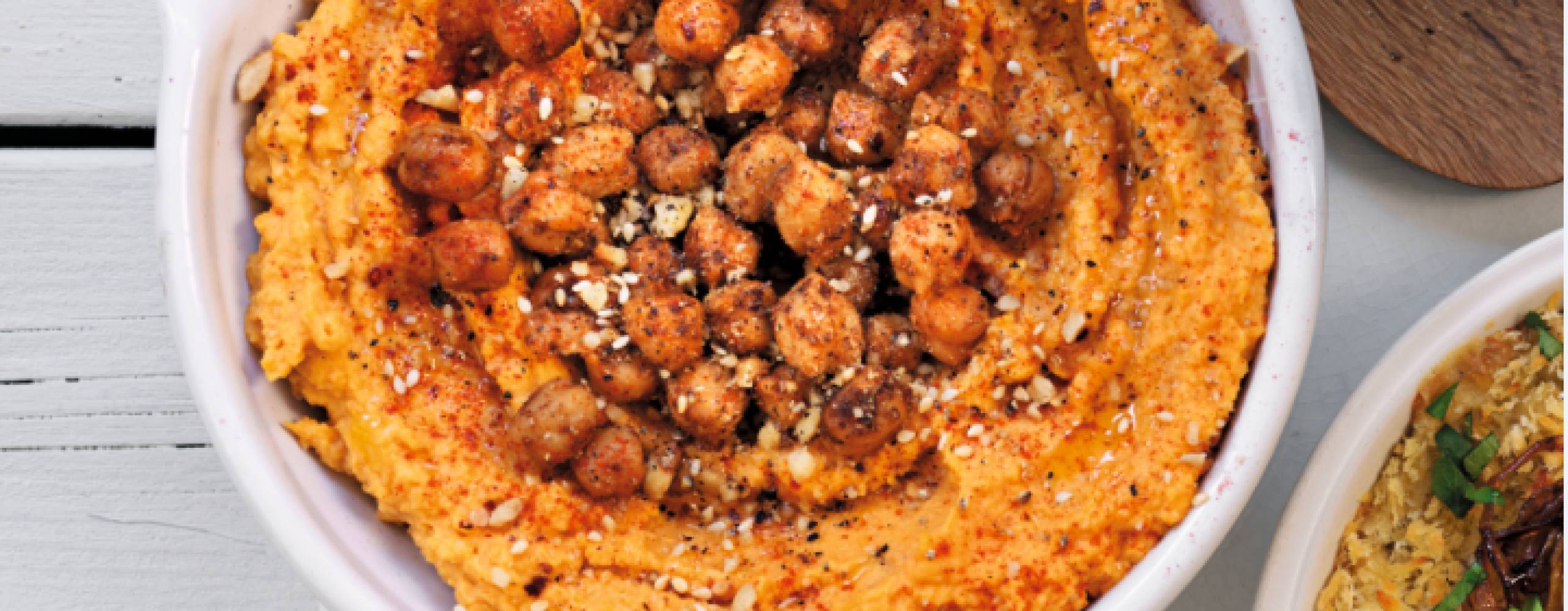 Rostad pumpahummus med rostade kikärter och dukkah i en vit skål