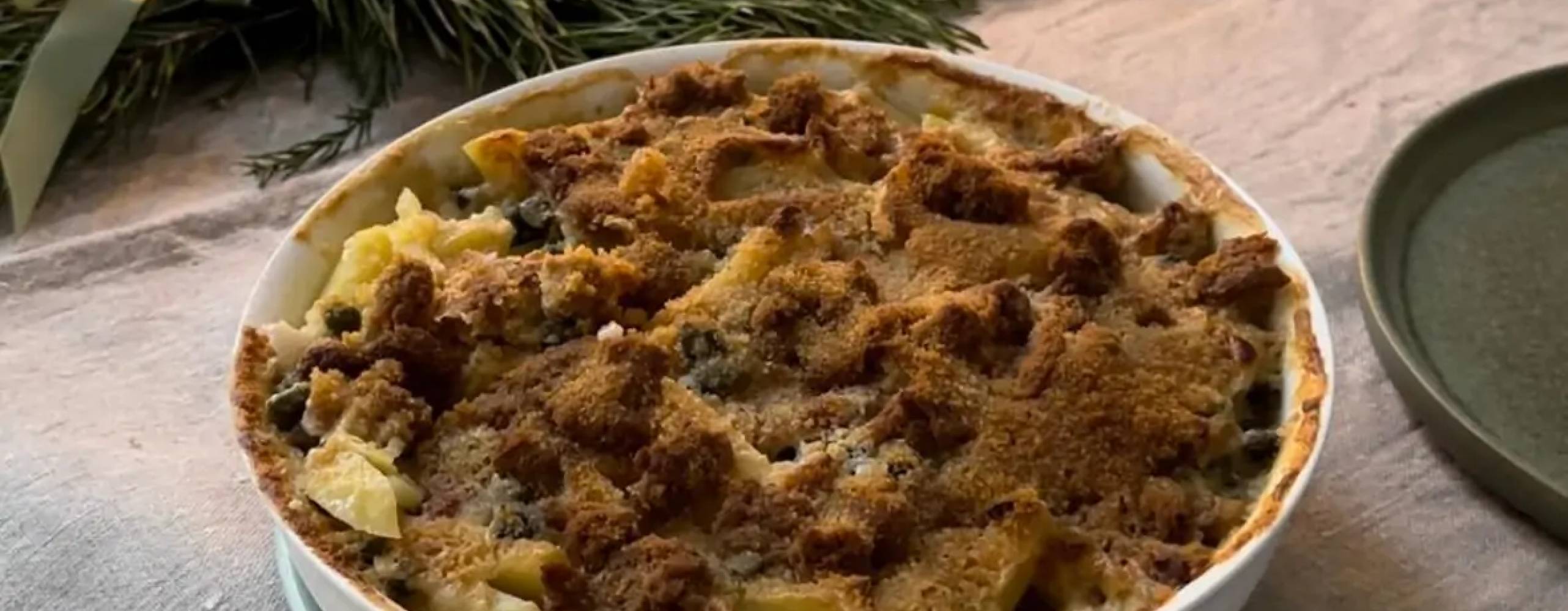 Vegansk Janssons Frestelse på ett bord med en linneduk