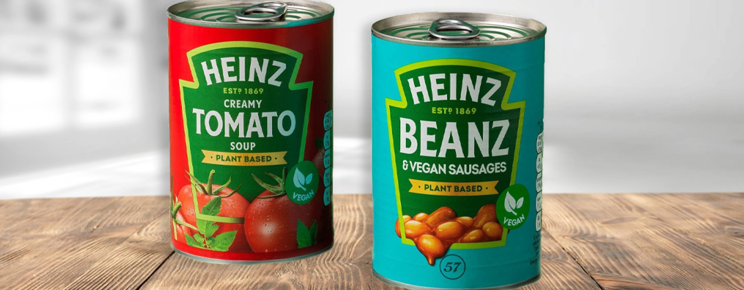 Två burkar Heinz på ett träbord mot en ljus bakgrund