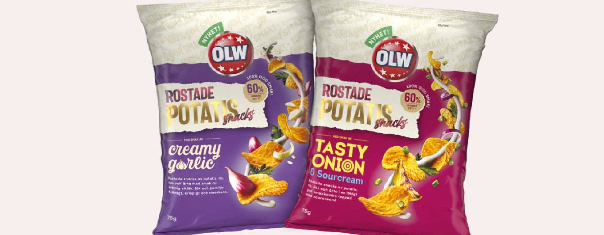 Chipspåsar uppradade mot en ljusrosa bakgrund.