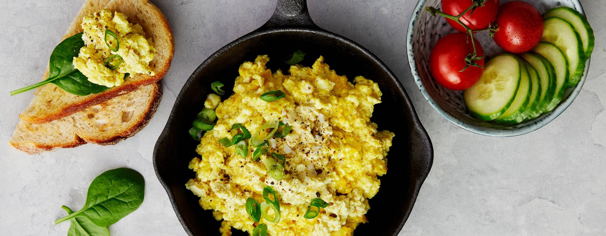 En gjutjärnspanna med tofuscramble i, bild tagen uppifrån