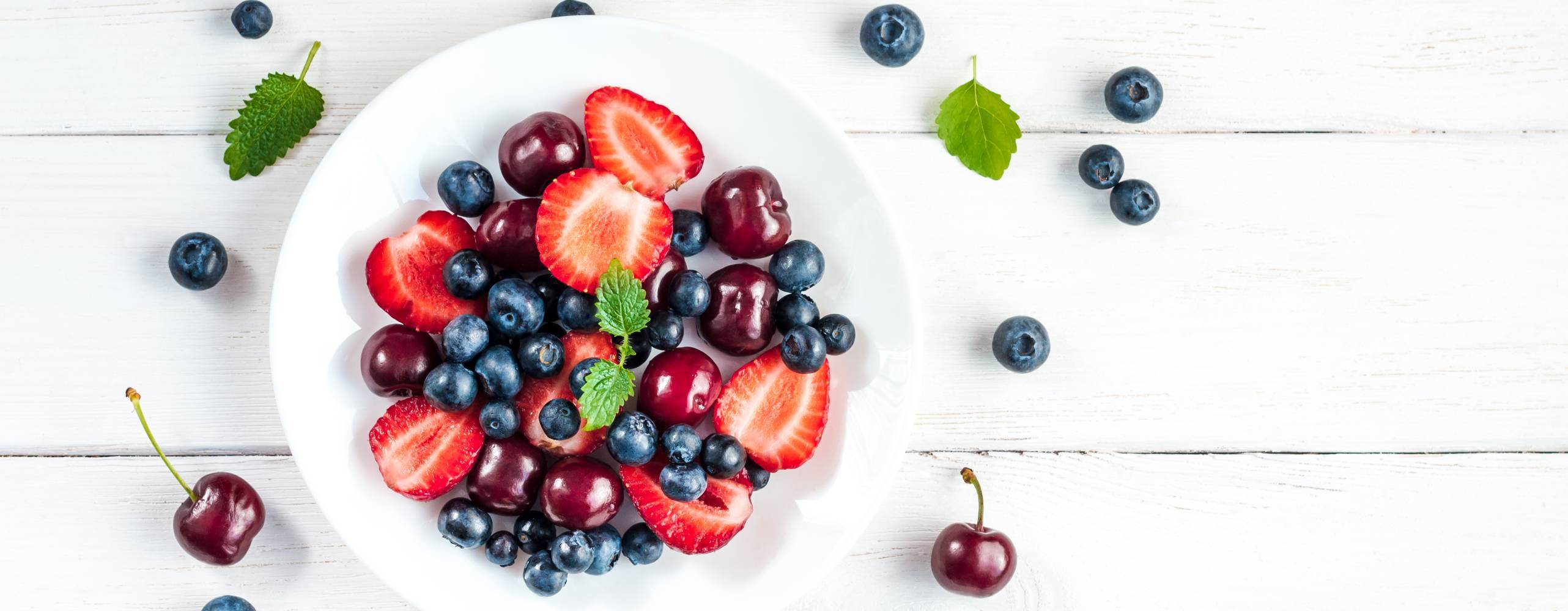 Fruktsallad med jordgubbar, blåbär och söta körsbär.