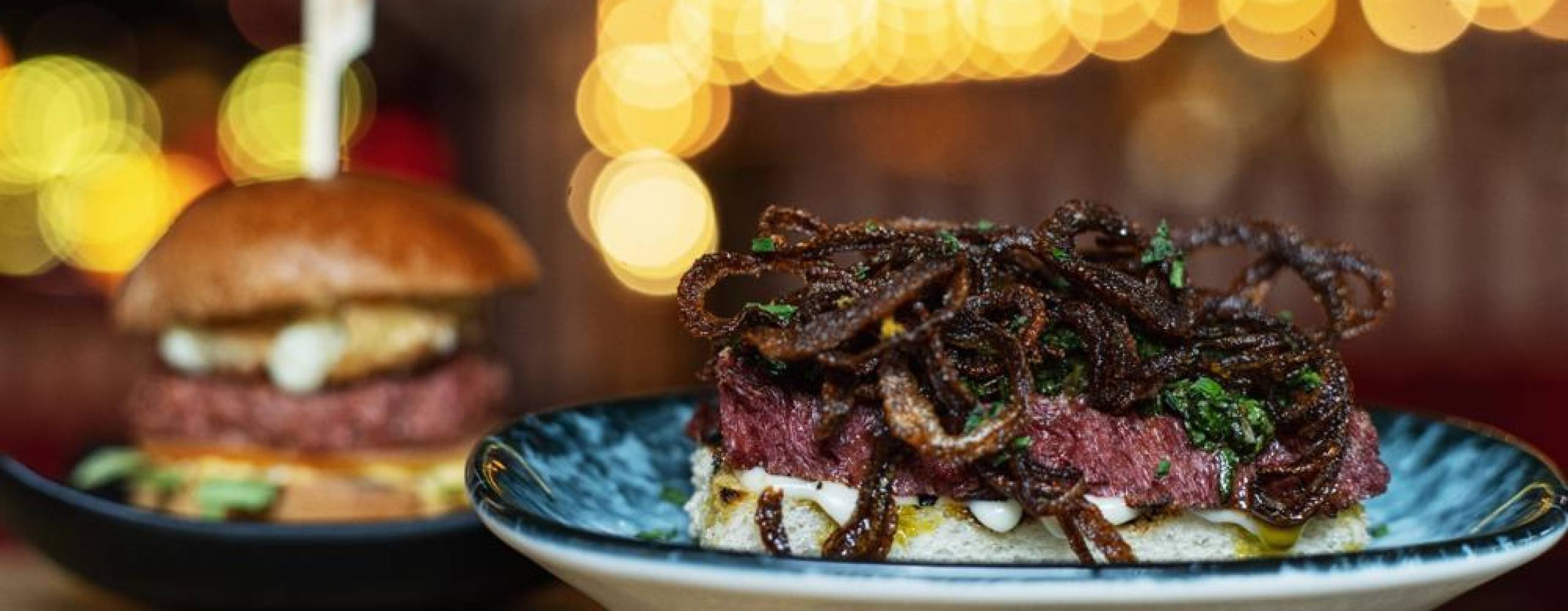 En 3D-printad, växtbaserad biff med karamelliserad lök ovanpå