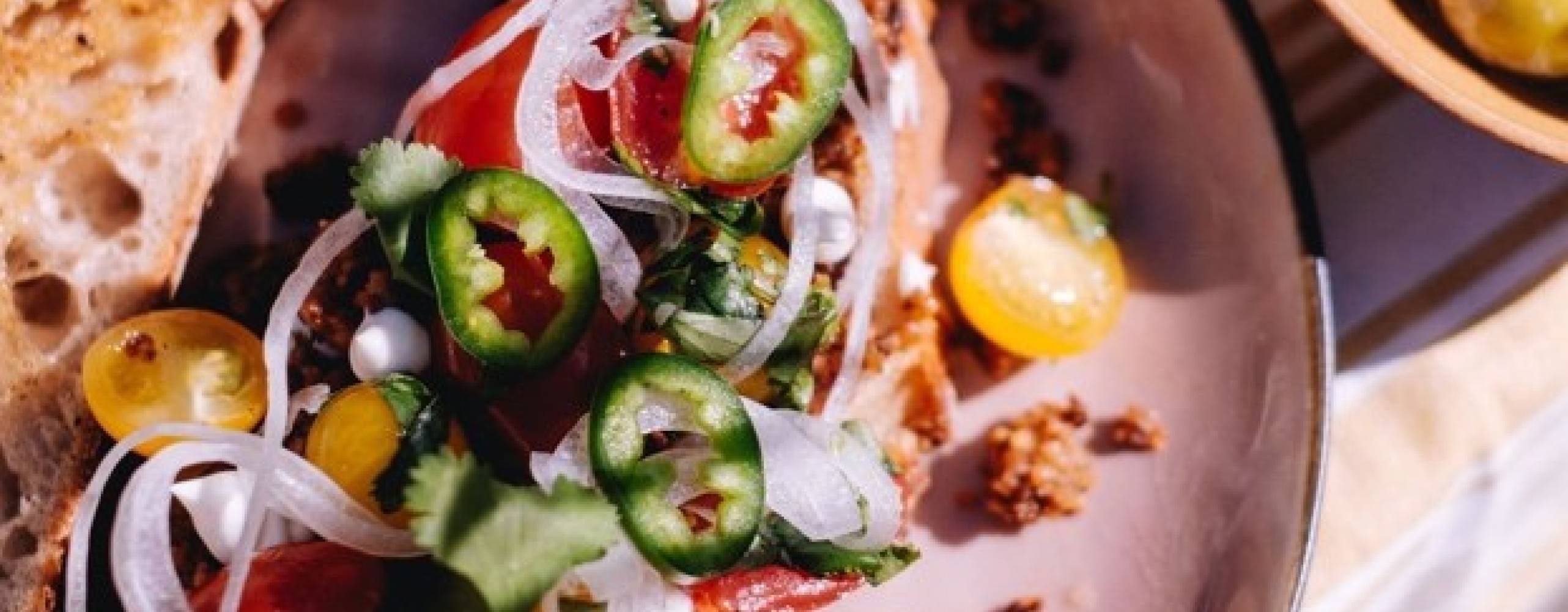 Grillad tartine med limemajo, krispig tacofärs, tomatsalsa, silverlök och jalapeños