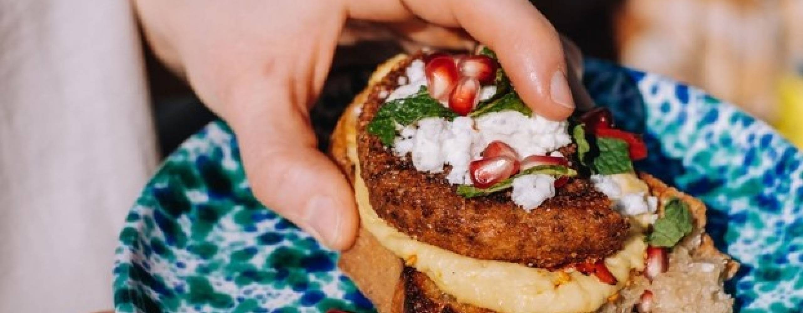 Orientalisk tartine med hummus, Oh Mungoodburgare, grillad paprika, vegansk fetaost, mynta granatäpple