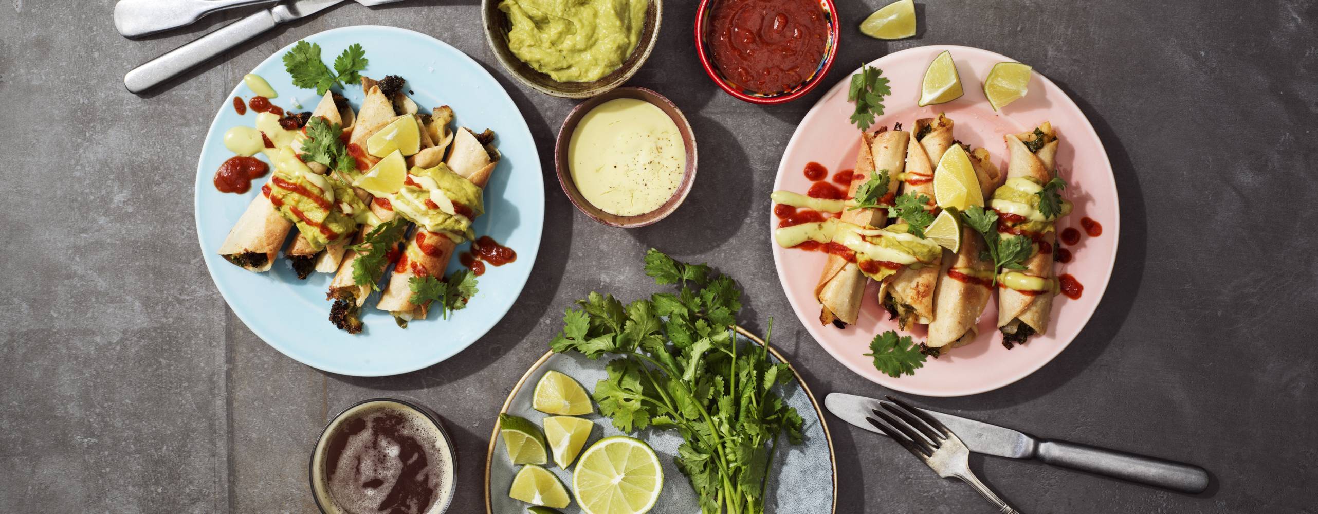 tre olika tacorätter på ett mörkgrått bord