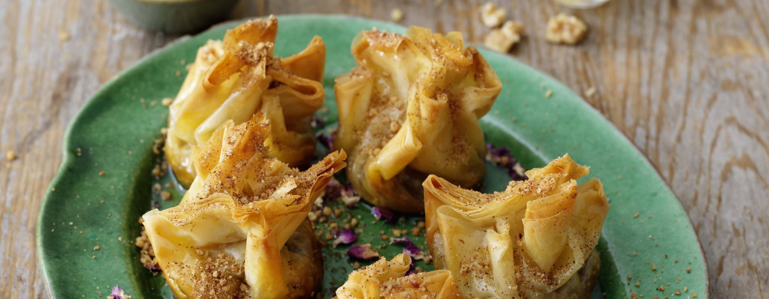 Baklava på ett fat på ett träbord