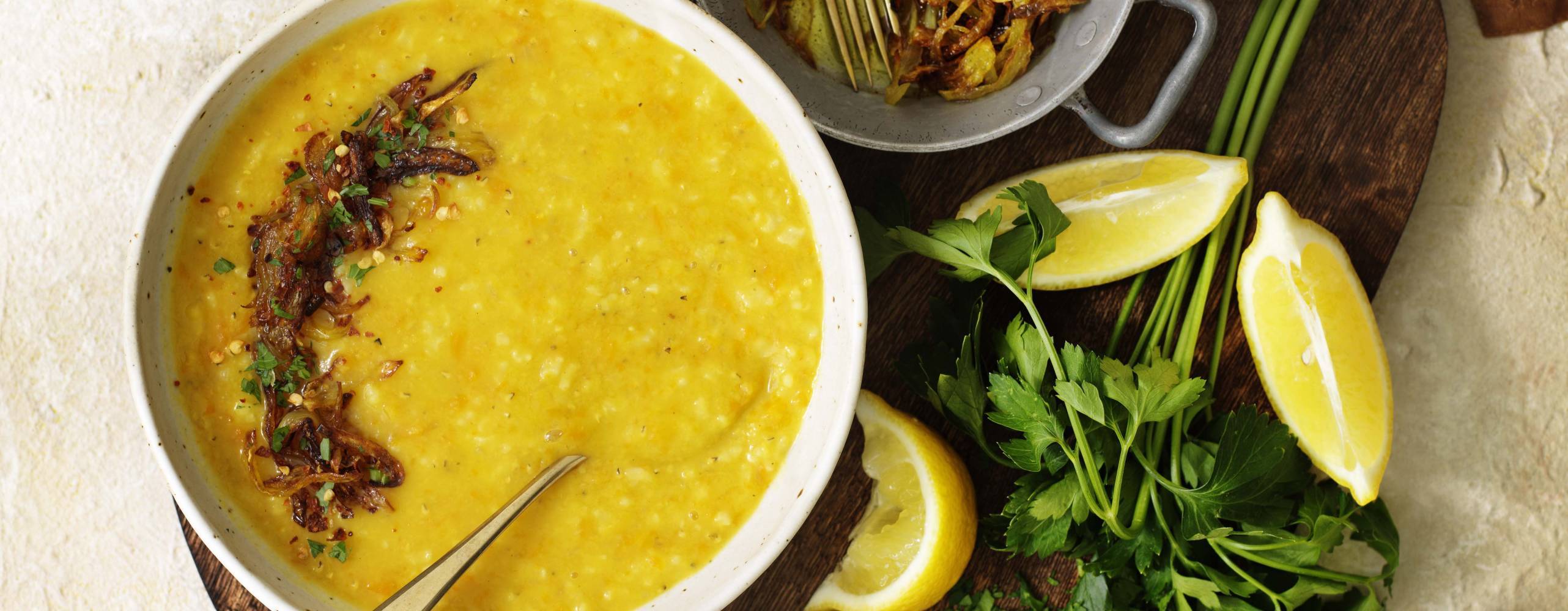 Linssoppa i en skål på en träbricka