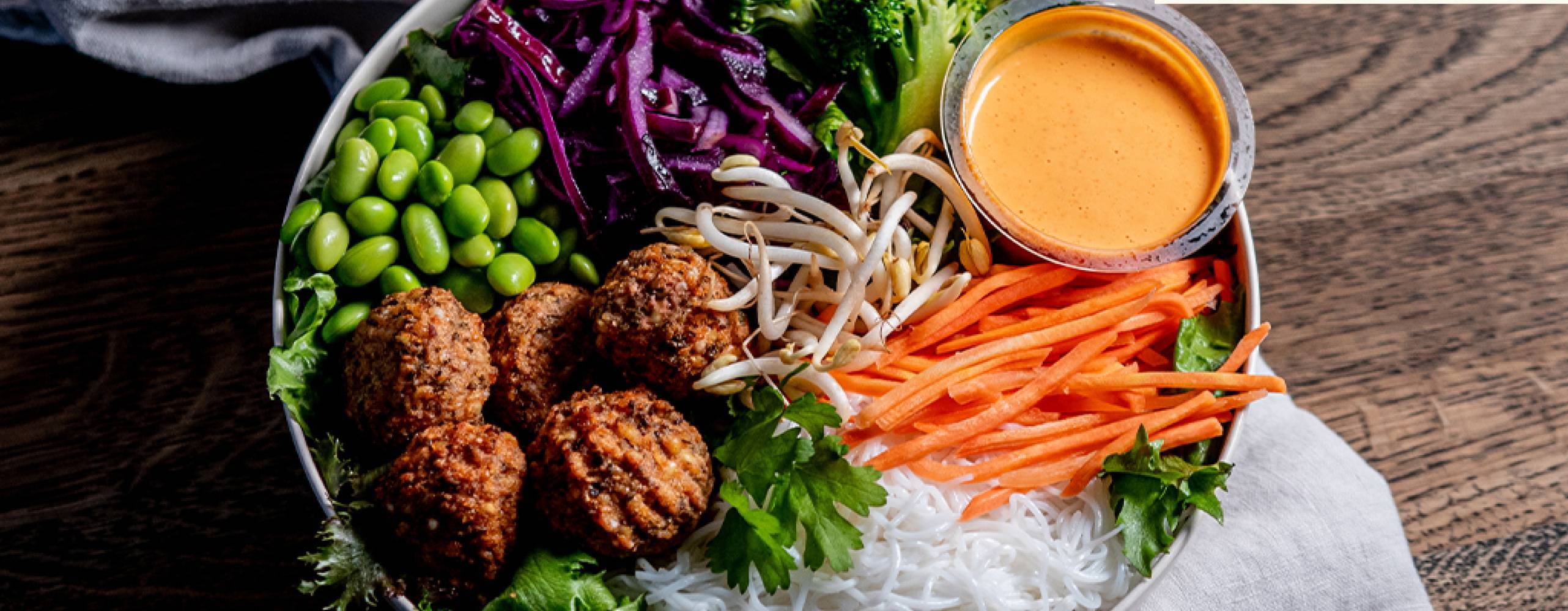 En bild på en vegansk buddha bowl tagen uppifrån