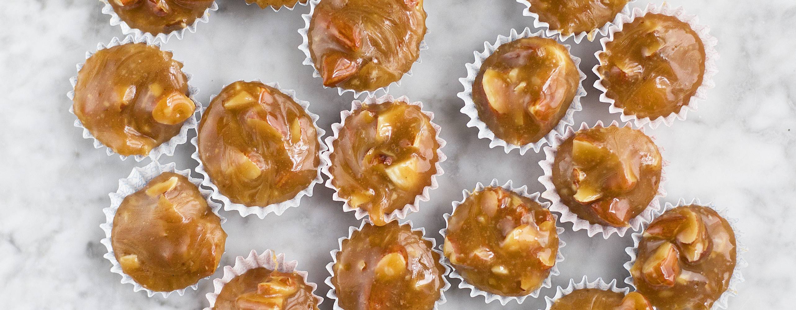 Knäck utspridda på ett vitt marmorbord