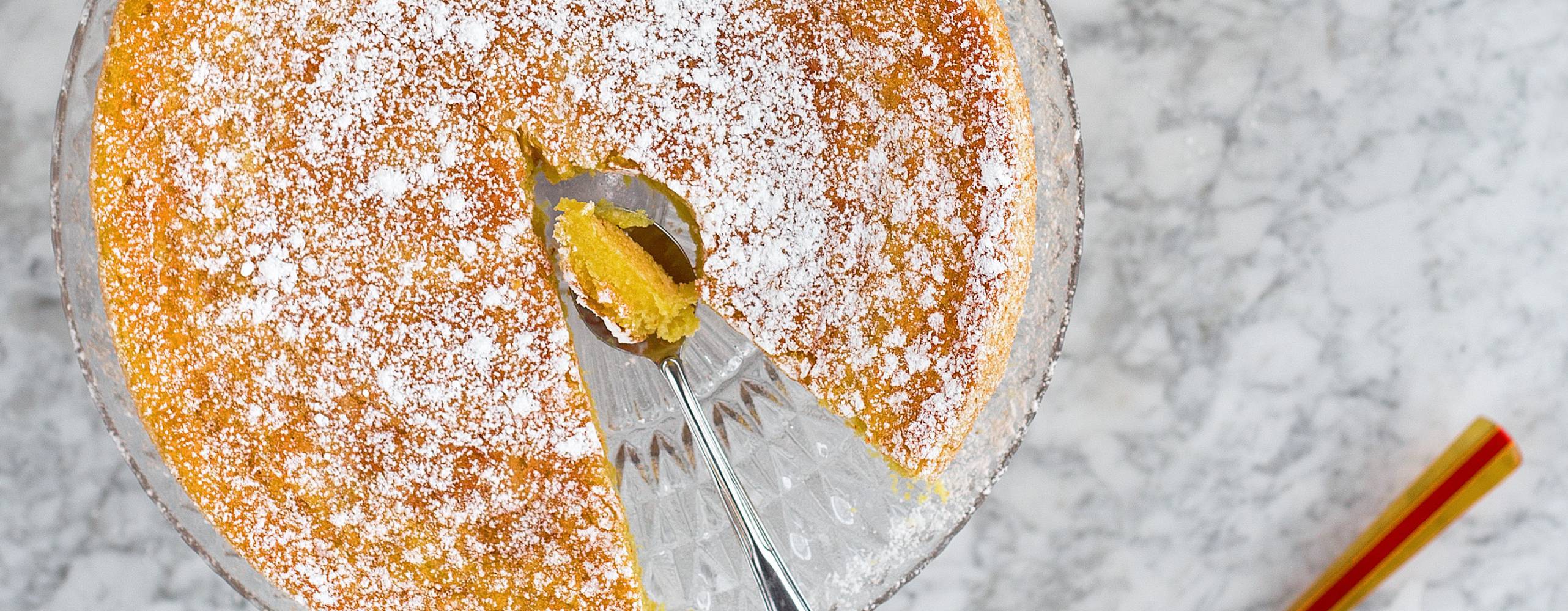 Vegansk saffranskladdkaka på marmorbord