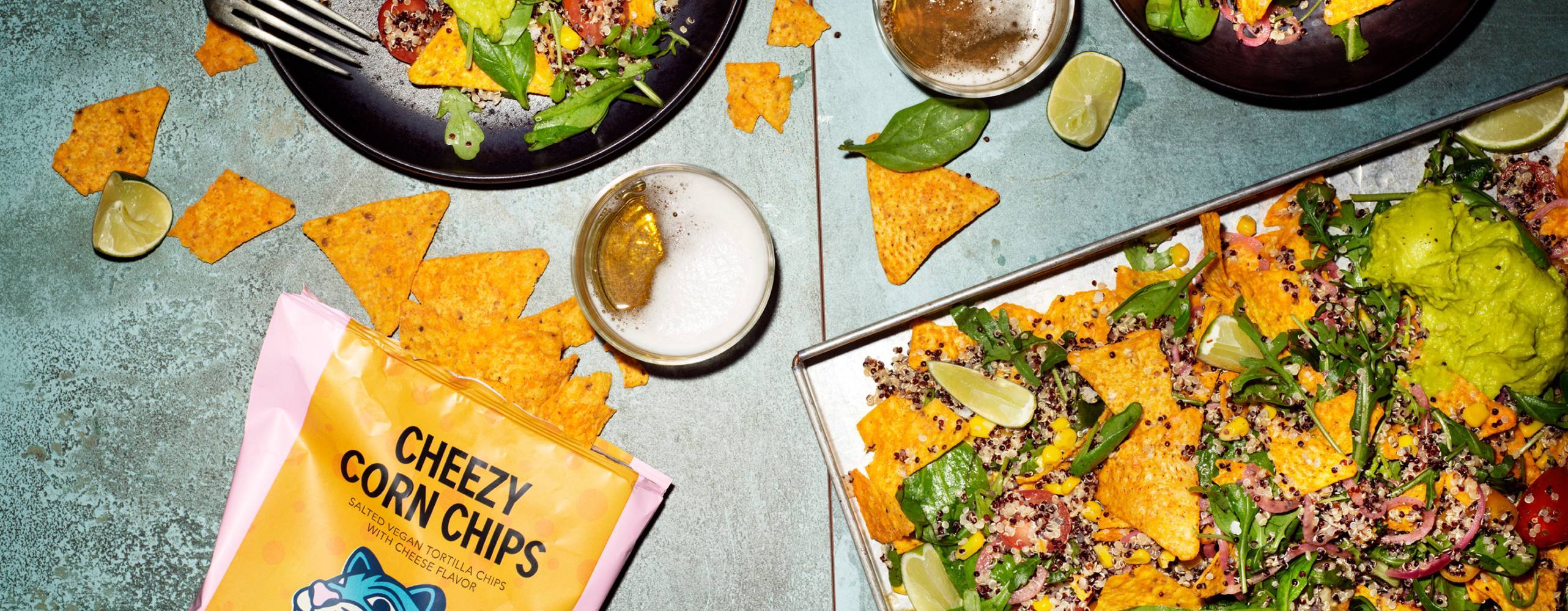 Ett plåtbord med tacorätter och en påse veganska nachos med ostsmak