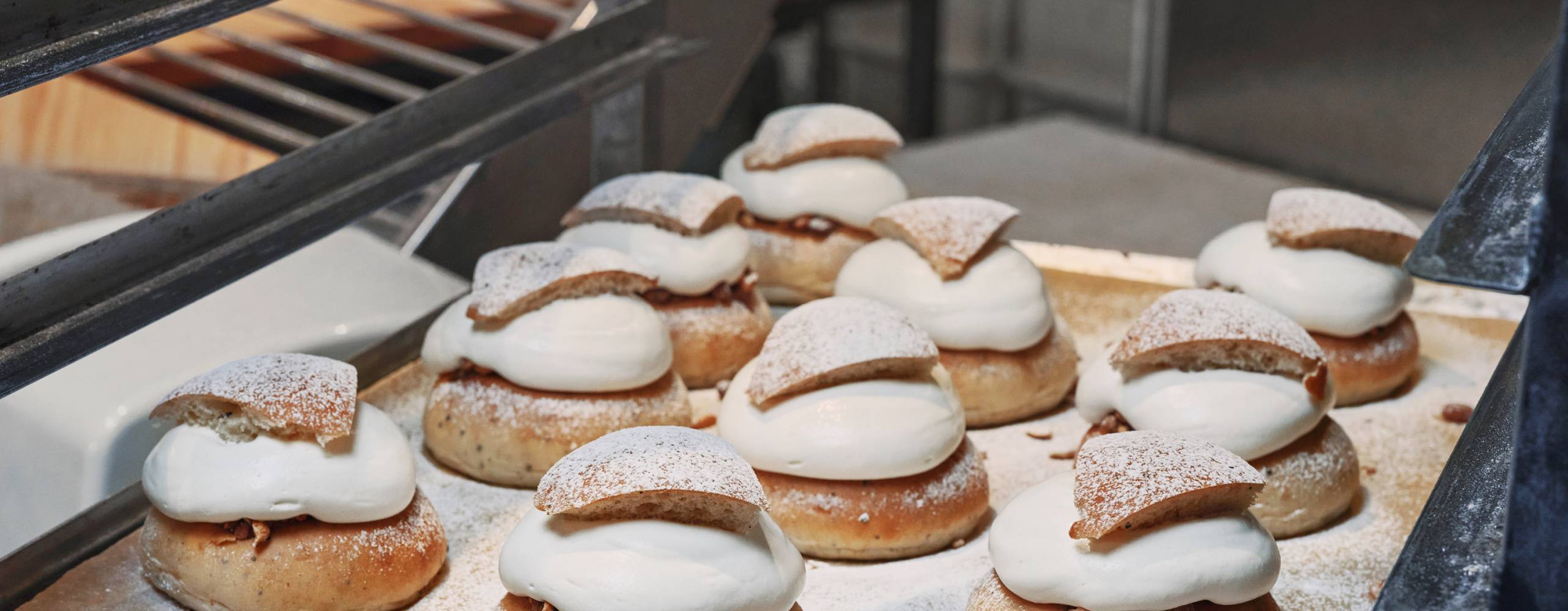 Semlor på en plåt i ett bageri