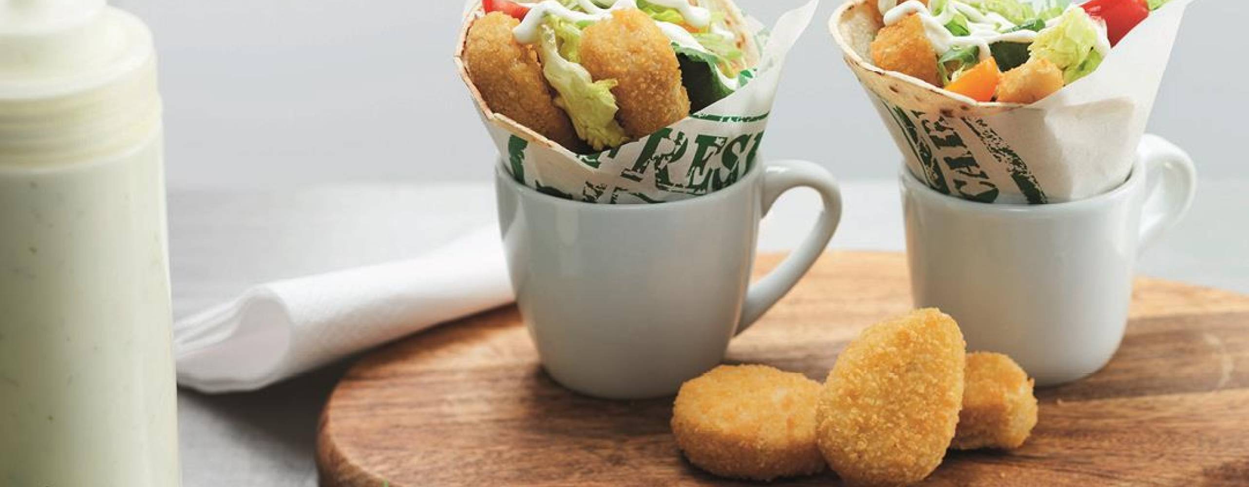 Felix frasiga vegonuggets i två koppar med grönsaker och sås