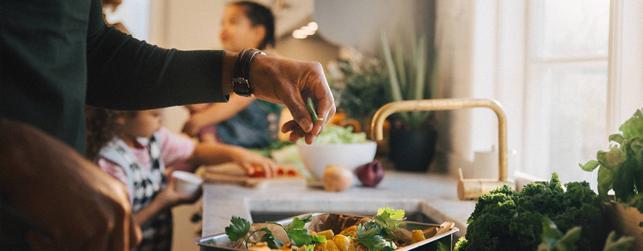 Man om lagar en blomkålsrätt