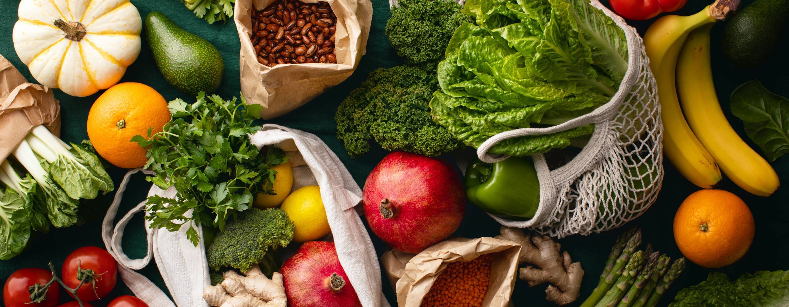 Färskt levererade lokalt odlade frukter och grönsaker förpackade i miljövänliga papperspåsar eller textilpåsar, noll avfall vegetarisk näringskoncept