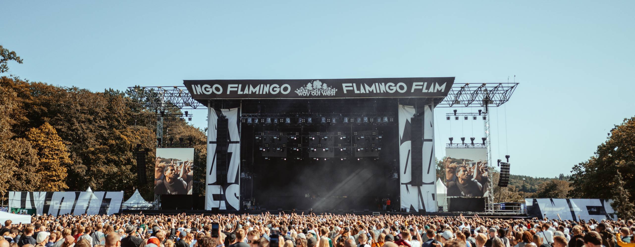 Konsertbild på scen och publik från festivalen Way Out West