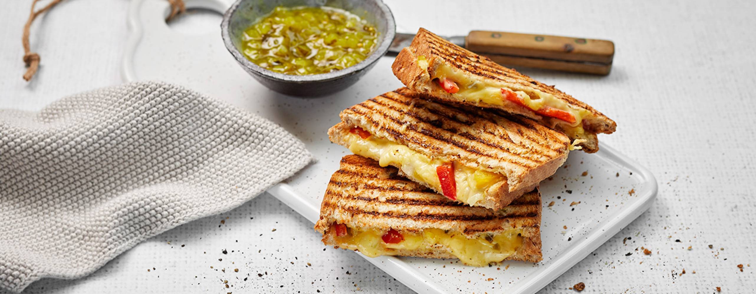 Veganska grillade mackor på ett ljust bord