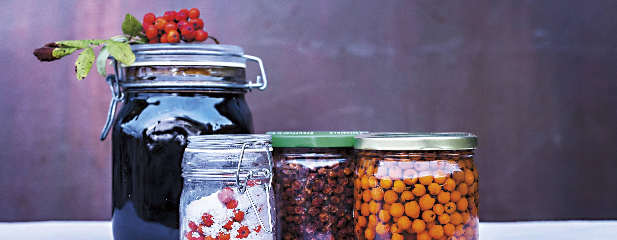 Burkar med syltningar och inläggningar