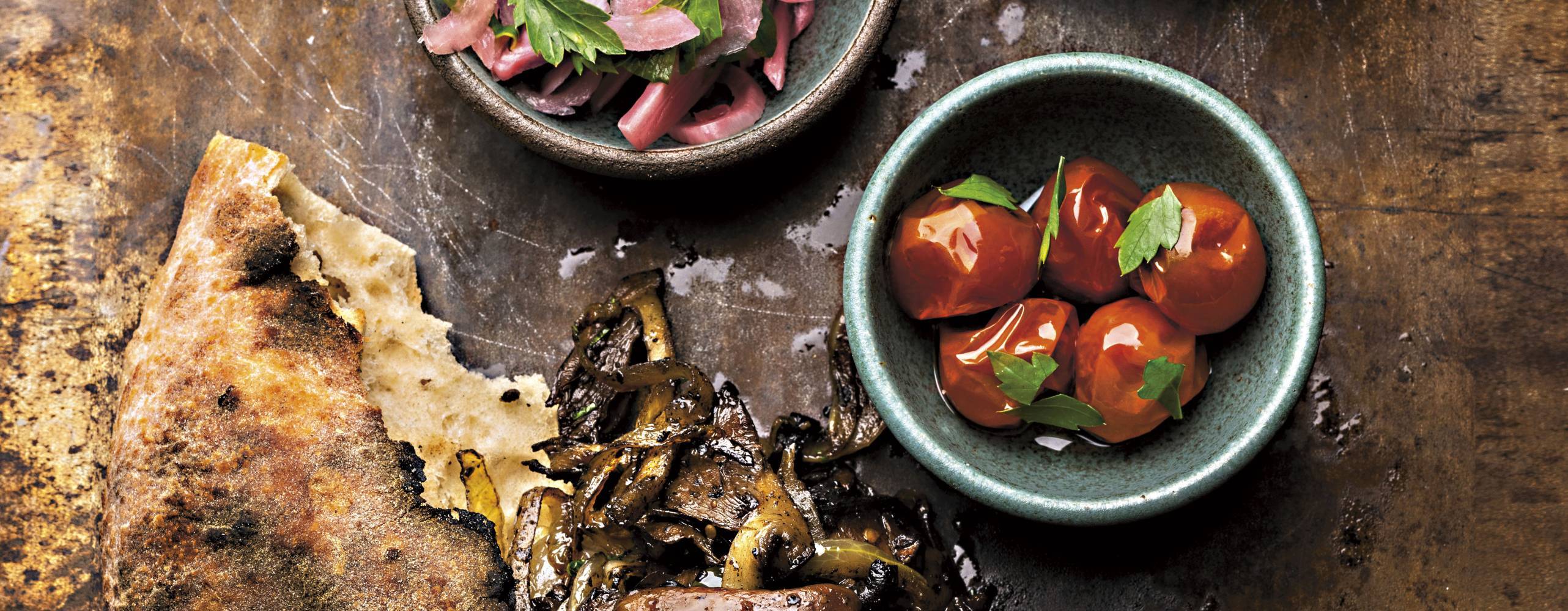 Svampkebab i pitabröd på ett träbord