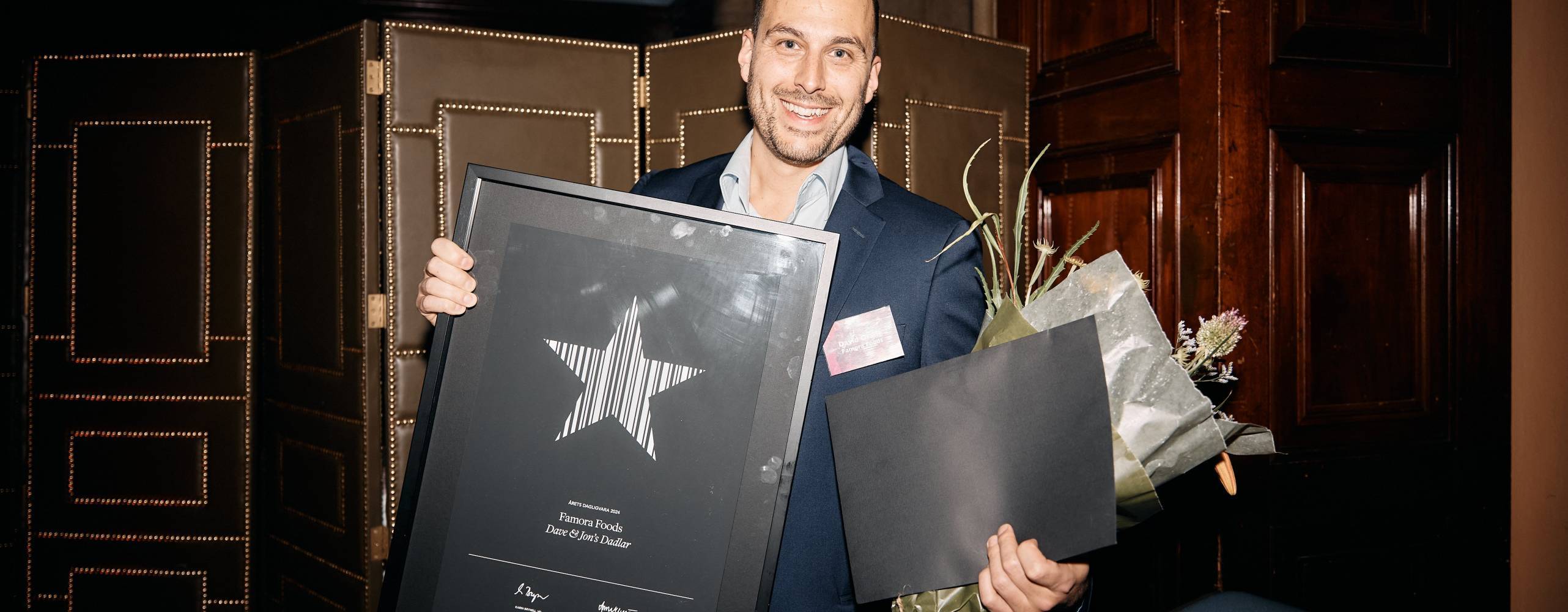 David Orang på Dave &amp; Jon's tar emot pris för årets dagligvara