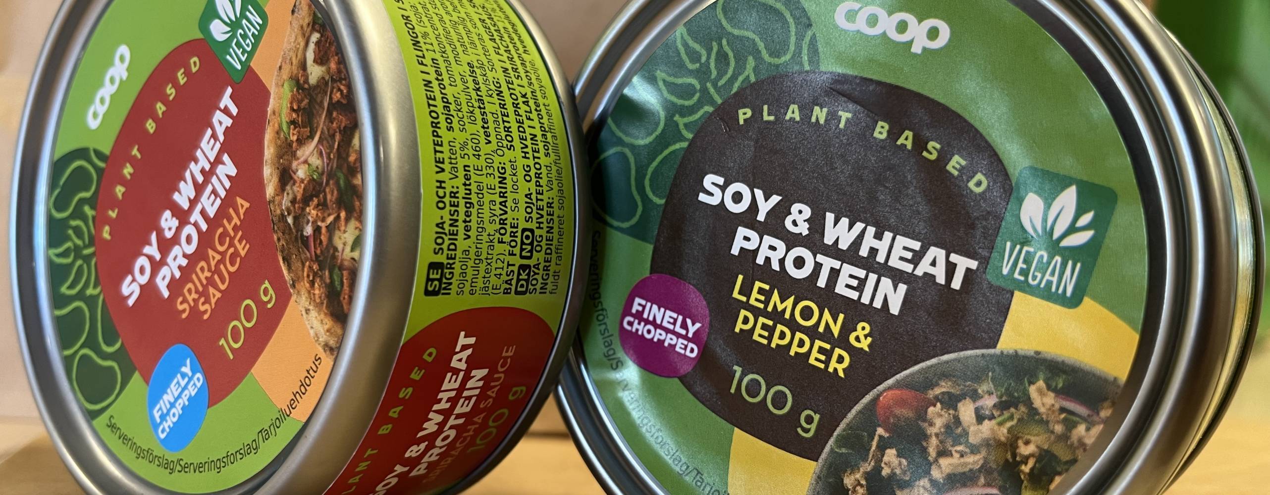 två burkar växtbaserad tonfisk på ett bord