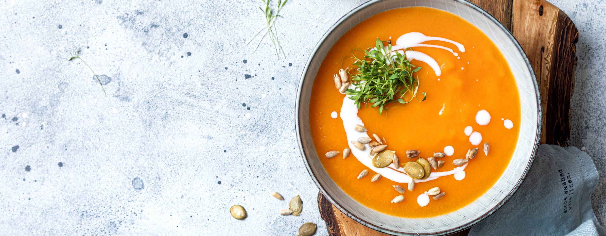 Butternut soppa på ett granitbord