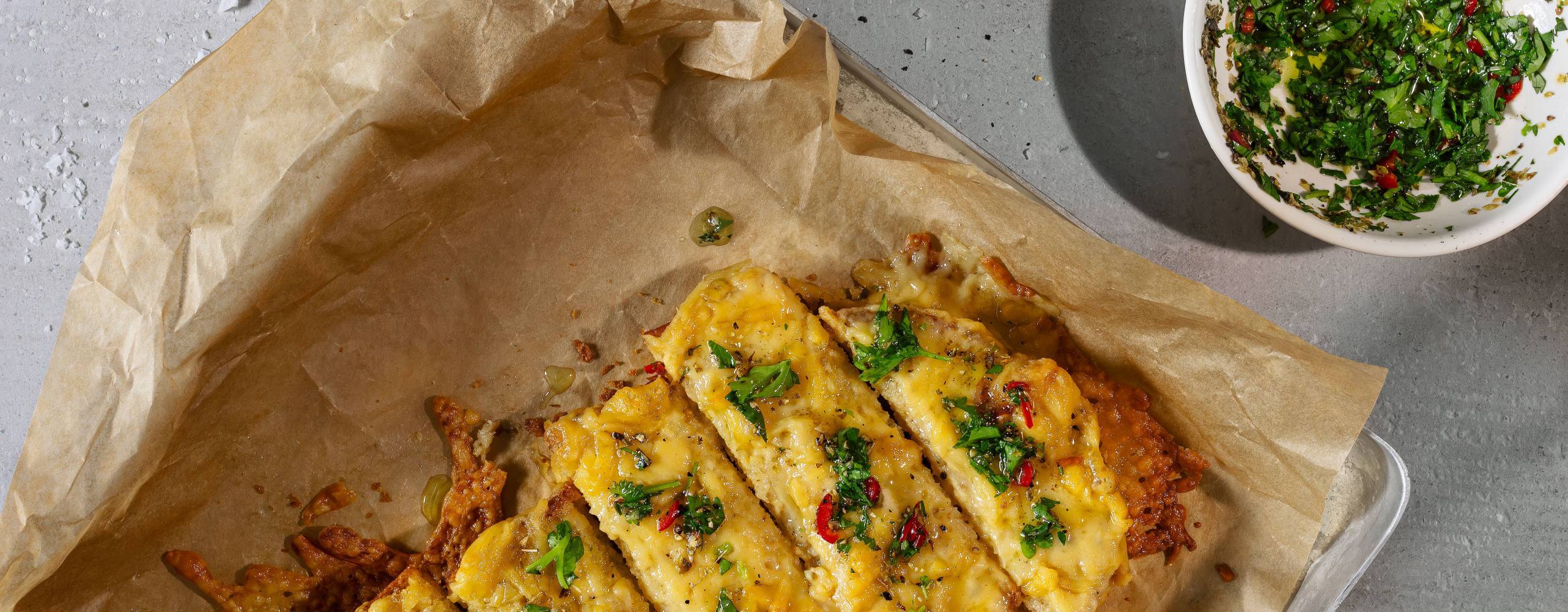 Veganskt vitlöksbröd på bakplåtspapper