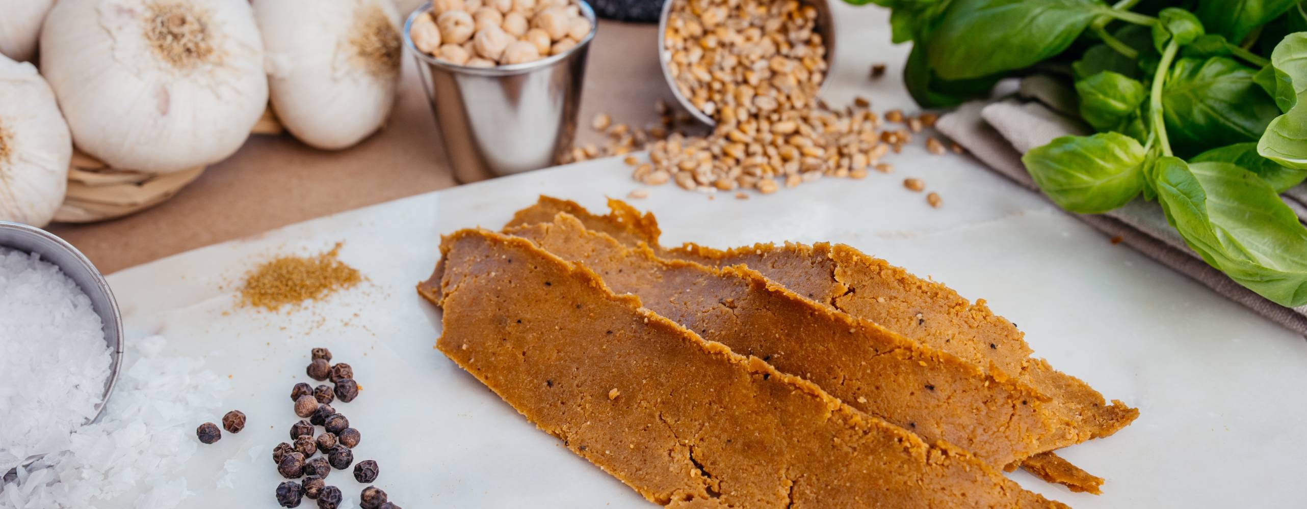 veganska kebabskivor på ett vitt bort med kryddor och örter bakom